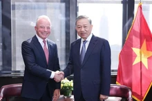 Le Secrétaire général du Parti communiste du Vietnam et Président Tô Lam (droite) et le Président de Boeing International, Brendan Nelson. Photo : VNA.