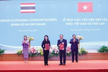 Le Premier ministre Pham Minh Chinh et la Première ministre thaïlandaise Paetongtarn Shinawatra ont assisté à la cérémonie de signature d’un protocole d’accord entre le Comité populaire de la province de Hưng Yên et le groupe WHA (Thaïlande) concernant le développement de la zone industrielle de Phù Cừ. Photo : baodautu.vn