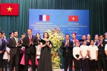 Des délégués à la cérémonie marquant le 50e anniversaire de l’établissement des relations diplomatiques entre le Vietnam et la France. Photo: VNA