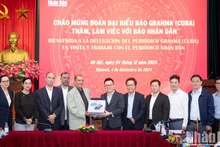  Le rédacteur en chef Lê Quôc Minh offre au journal Granma un dispositif de flycam pour soutenir les activités journalistiques. Photo : nhandan.vn