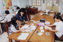 Nghiêm Minh Thu (debout) dans les années 1990. Photo : VOV.
