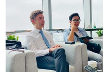 L'ambassadeur de l’UE au Vietnam, Julien Guerrier lors d’une rencontre avec des journalistes vietnamiens. Photo : tienphong.vn