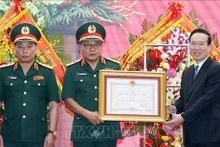 Le Président vietnamien, Vo Van Thuong (1er, à droite), avec les responsables du Département général N°2 (relevant du Ministère vietnamien de la Défense), à Hanoi, le 18 mai. Photo : VNA.