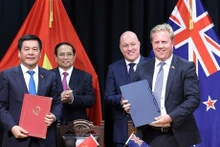 De gauche à droite : le Premier ministre vietnamien Pham Minh Chinh (2e) et son homologue néo-zélandais Christopher Luxon (3e) assistent à l'échange d'un accord de coopération économique et commerciale entre le ministère vietnamien de l'Industrie et du Commerce et le ministère néo-zélandais des Affaires étrangères et Commerce. Photo : VNA.