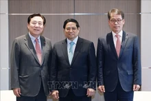 Le Premier ministre Pham Minh Chinh (au milieu), Kim Ki-moon (à gauche), président de la Fédération sud-coréenne des petites et moyennes entreprises (KBIZ), et Kim Sung-tae, PDG de l’Industrial Bank of Korea (IBK). Photo : VNA.