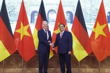 Le Premier ministre Pham Minh Chinh (à droite) et le Chancelier allemand Olaf Scholz. Photo : VNA.