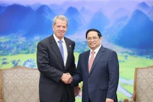 Le Premier ministre Pham Minh Chinh (à droite) et le gouverneur de l’État du Nebraska, des États-Unis, Jim Pillen, en visite de travail au Vietnam. Photo : VNA.
