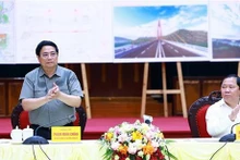 Le Premier ministre Pham Minh Chinh a travaillé le 13 avril avec la Permanence du Comité provincial du Parti de Hoa Binh. Photo : VNA.
