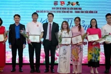 La cérémonie de remise des certificats de mérite aux professeurs de langue vietnamienne en Russie. Photo : VNA.