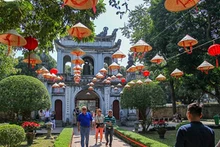 Les visiteurs au Temple de la littérature à Hanoi. Photo : VOV.