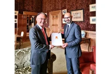 L’ambassadeur du Vietnam aux Pays-Bas, Ngô Huong Nam (à gauche) et le Secrétaire général de la CPA, Marcin Czepelak (à droite). Photo : baoquocte.vn