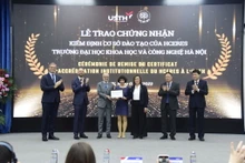 Cérémonie de remise du certificat d’accréditation institutionnelle du Hcéres à l’USTH, en décembre 2023. Photo : USTH/CVN. 