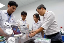 Un professeur de l'Université d'Industrie de Ho Chi Minh-Ville enseigne à des étudiants au laboratoire IoT et IA. Photo : VNA 