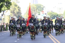 Démonstration impressionnante de cavalerie dans le centre du 1er arrondissement de Hô Chi Minh-Ville. Photo : VOV.