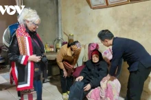 Madame Dominique De Miscault (à gauche) rend visite à une artiste du chant "then" de 114 ans à Bình Liêu, avec l'espoir de faire mieux connaître la culture locale. Photo : VOV.