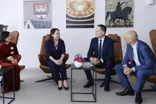La Vice-Présidente Vo Thi Anh Xuan (deuxième à partir de la gauche) est accueillie par des représentants croates le 9 octobre. Photo : VNA