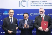 Le Premier ministre Pham Minh Chinh (au milieu) assiste à l'échange d'un protocole de coopération entre le Vietnam et l'ICI. Photo : VNA.