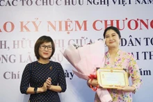 La consule générale de Malaisie à Ho Chi Minh-Ville, Wong Chia Chiann (droite) s'est vue décernée l’insigne "Pour la paix et l'amitié entre les nations". Photo : VNA