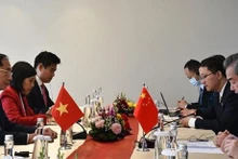 Le ministre vietnamien des Affaires étrangères, Bùi Thanh Son (à gauche) rencontre à Jakarta le membre du Bureau politique du Parti communiste chinois et Directeur du Bureau de la Commission centrale pour les Affaires étrangères du PCC, Wang Yi. Photo: VNA.