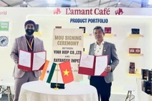 Le directeur de la Sarl Vinh Hiêp, Thai Nhu Hiêp (à droite) et le directeur de Rayanssh Impex, Shanmeet Singh Wahan signent le protocole d’accord. Photo : VNA.