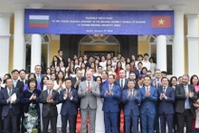 Le Président de l’Assemblée nationale bulgare, Rossen Dimitrov Jeliazkov (1er rang, au centre) lors de sa visite à l’Université nationale de Hanoi. Photo : VNA.
