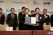 Vietnam Airlines et l'Agence japonaise de promotion du tourisme (JNTO) signnt un accord de coopération pour promouvoir le tourisme entre les deux pays. Photo: NDEL.