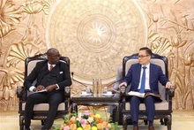 Le Hoai Trung (à droite), secrétaire du Comité central du Parti communiste du Vietnam (PCV), président de la Commission des relations extérieures du Comité central du PCV, et Révérien Ndikuriyo, secrétaire général du Conseil national pour la défense de la démocratie-Forces pour la défense de la démocratie (CNDD-FDD), parti au pouvoir au Burundi. Photo : VNA.