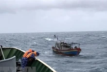 Le navire CSB 8003 s'est approché, remorquant le bateau de pêche NA 94583 TS dans des conditions de vent fort. Photo: VNA