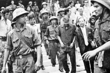  Le colonel adjoint du 66e Régiment, 304e Division, 2e Corps d’armée, Pham Xuân Thê (à droite), a participé à l’escorte du président Duong Van Minh et de son gouvernement vers la station de radio de Saïgon pour y lire la déclaration de capitulation. Photo d'archives : VNA.