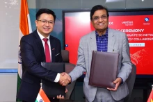 Les représentants de Viettel High Tech et de la compagnie QuadGen Wireless Solutions Pvt Ltd signent l'accord de transfert du système 5G privé. Photo : NDEL.