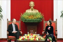 Truong Thi Mai, membre du Bureau Politique, Permanente du Secrétariat, présidente de la Commission d’Organisation du Comité central du Parti, et le président du Parlement de Finlande, Jussi Halla-aho. Photo : VNA.