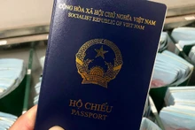 Un détenteur d'un passeport vietnamien à Hanoï, juillet 2022. Photo : VnExpress.