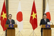 Le Président du Vietnam, Vo Van Thuong (gauche) et le Premier ministre japonais, Fumio Kishida, rencontrent la presse des deux pays à Tokyo. Photo : VNA.