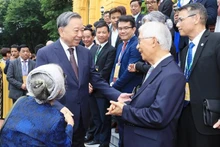 Le Secrétaire général du Parti et Président Tô Lâm rencontrent des Vietnamiens résidant l’étranger. Photo : VNA.