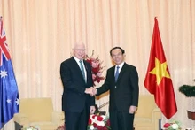 Le secrétaire du Comité populaire de Hô Chi Minh-Ville, Nguyên Van Nên (à droite), a reçu mercredi 5 avril le gouverneur général d'Australie David, John Hurley. Photo : VNA.