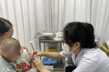 Jusqu'à 95% des enfants de 1 à 5 ans de Hanoi devraient être vaccinés contre la rougeole et la rubéole (RR) cette année. Photo : VNA.
