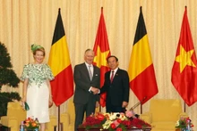 Nguyên Van Nên, membre du Bureau Politique et secrétaire du Comité du Parti de Hô Chi Minh-Ville (droite) et le roi Philippe de Belgique et la reine Mathilde, en visite d'État au Vietnam. Photo : VNA.