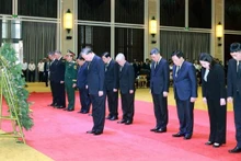 Le secrétaire général du Parti communiste du Vietnam Tô Lâm s'est rendu à Vientiane pour rendre hommage à Khamtay Siphandone. Photo : VNA.