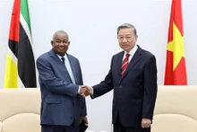 Le général Tô Lâm, ministre de la Sécurité publique, et l’ambassadeur du Mozambique au Vietnam, Leonardo Rosario Manuel Pene. Photo : VNA.