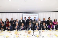 Le Premier ministre Pham Minh Chinh et les représentants des entreprises participant au séminaire. Photo: VNA