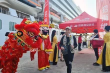 Un touriste chinois à la baie d'Ha Long. Photo: VNA.