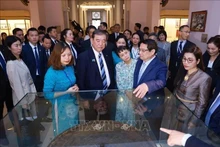 Le PM Pham Minh Chinh et son homologue japonais visitent le Musée national d'histoire du Vietnam. Photo : VNA.