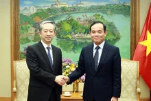 Le Vice-Premier ministre Trân Luu Quang (à droite) et l’ambassadeur de Chine au Vietnam, Xiong Bo. Photo : VGP.