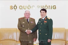 Le général Luong Cuong, membre du Bureau politique, membre permanent de la Commission militaire centrale, chef du Département général de la Politique de l'Armée populaire du Vietnam (à droite) et le général de corps d'armée Álvaro López Miera, ministre cubain des Forces armées révolutionnaires. Photo : VNA.