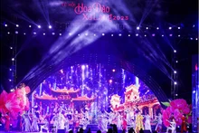 Lors de la cérémonie d'ouverture, les délégués et les visiteurs ont profité d’un programme artistique avec la participation de plus de 100 artistes et acteurs. Photo : vneconomy.vn