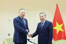 Le secrétaire général du Parti communiste du Vietnam, To Lam (droite), et Sergei Ivanovich Kudryashov, directeur général de la société par actions Zarubezhneft. Photo : VNA