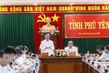 Le Président Vo Van Thuong (debout) s’exprime lors de sa séance de travail avec le comité permanent du Comité du Parti de la province de Phu Yên, le 10 novembre 2023. Photo : VNA.