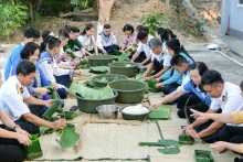  Des officiers, soldats, forces de sécurité et habitants de l'île de Nam Du préparent les "banh chung" (gâteau du riz gluant) pour célébrer Têt traditionnel. Photo: nhandan.vn