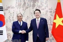 Le Président vietnamien Nguyên Xuân Phuc (à gauche) et le Président sud-coréen Yoon Suk-yeol, à Séoul, le 5 décembre. Photo : VNA.