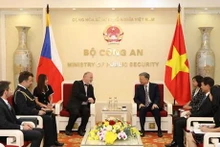 Le ministre de la Sécurité publique, le général Tô Lâm (droite) et l'ambassadeur de la République tchèque au Vietnam, Hynek Kmonicek. Photo : VNA.